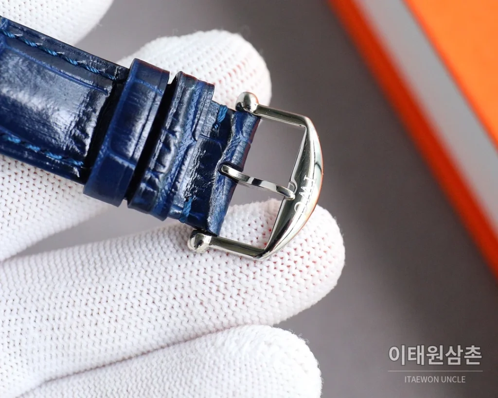 IWC 포르투기저 오토매틱 39mm 화이트 다이얼 블랙 가죽 스트랩