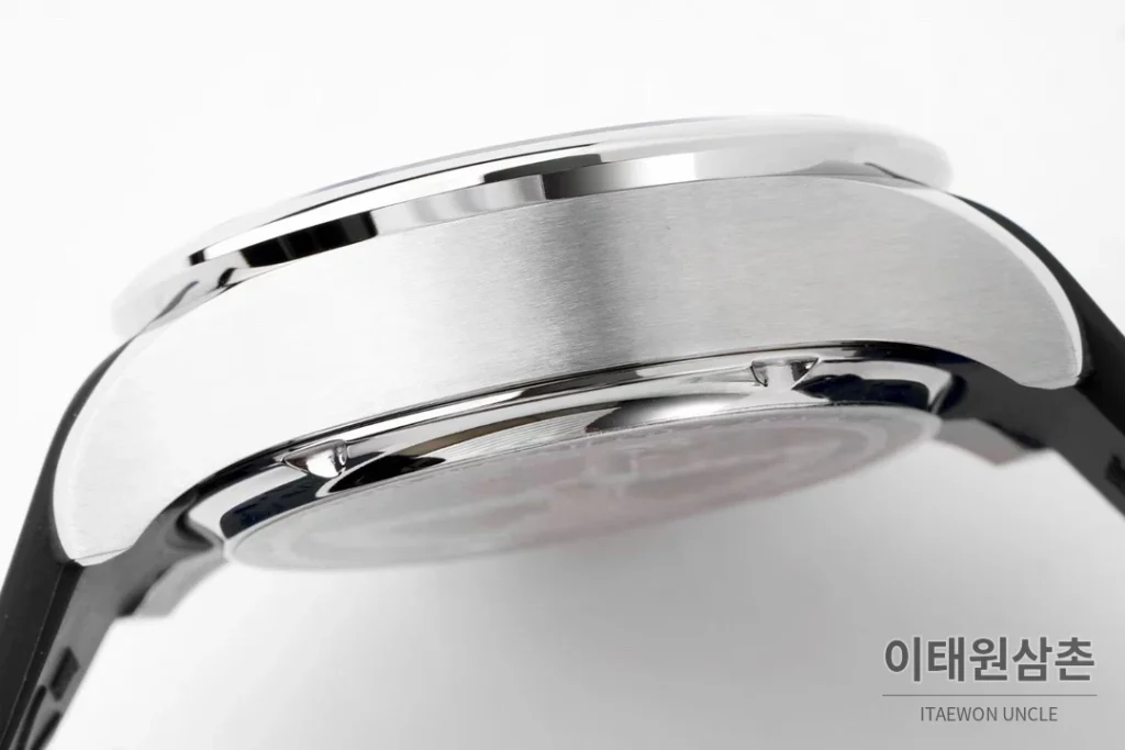 IWC 포르투기저 크로노그래프 오토매틱 45mm 화이트 다이얼 블랙 러버 스트랩 (2)