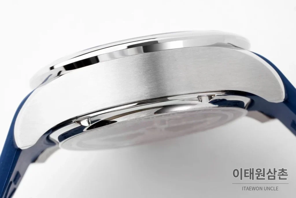 IWC 포르투기저 크로노그래프 오토매틱 45mm 네이비 다이얼 블루 러버 스트랩
