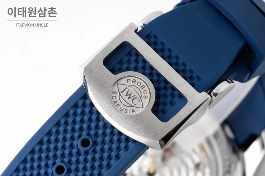 IWC 포르투기저 크로노그래프 오토매틱 45mm 네이비 다이얼 블루 러버 스트랩