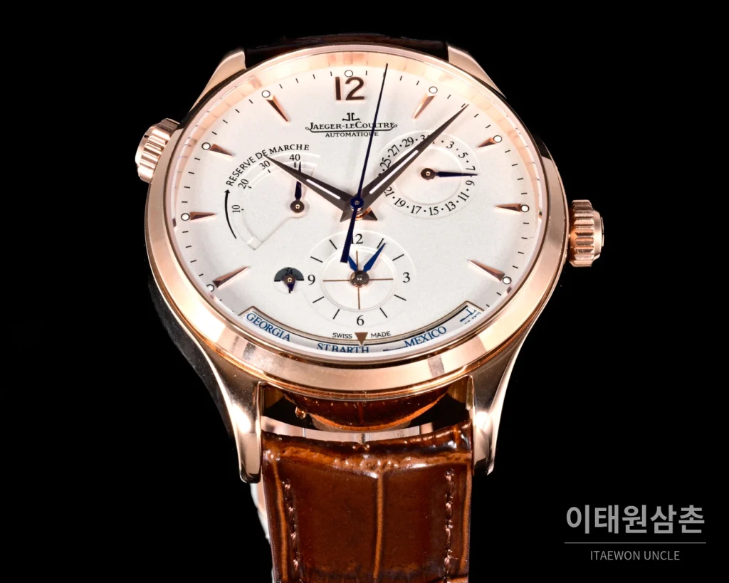 예거르쿨트르 마스터 지오그래픽 스틸 듀얼타임 오토매틱 42mm Q1428421 화이트 다이얼 브라운 가죽 스트랩