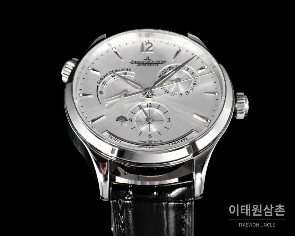 예거르쿨트르 마스터 지오그래픽 스틸 듀얼타임 오토매틱 42mm Q1428421 실버 다이얼 블랙 가죽 스트랩