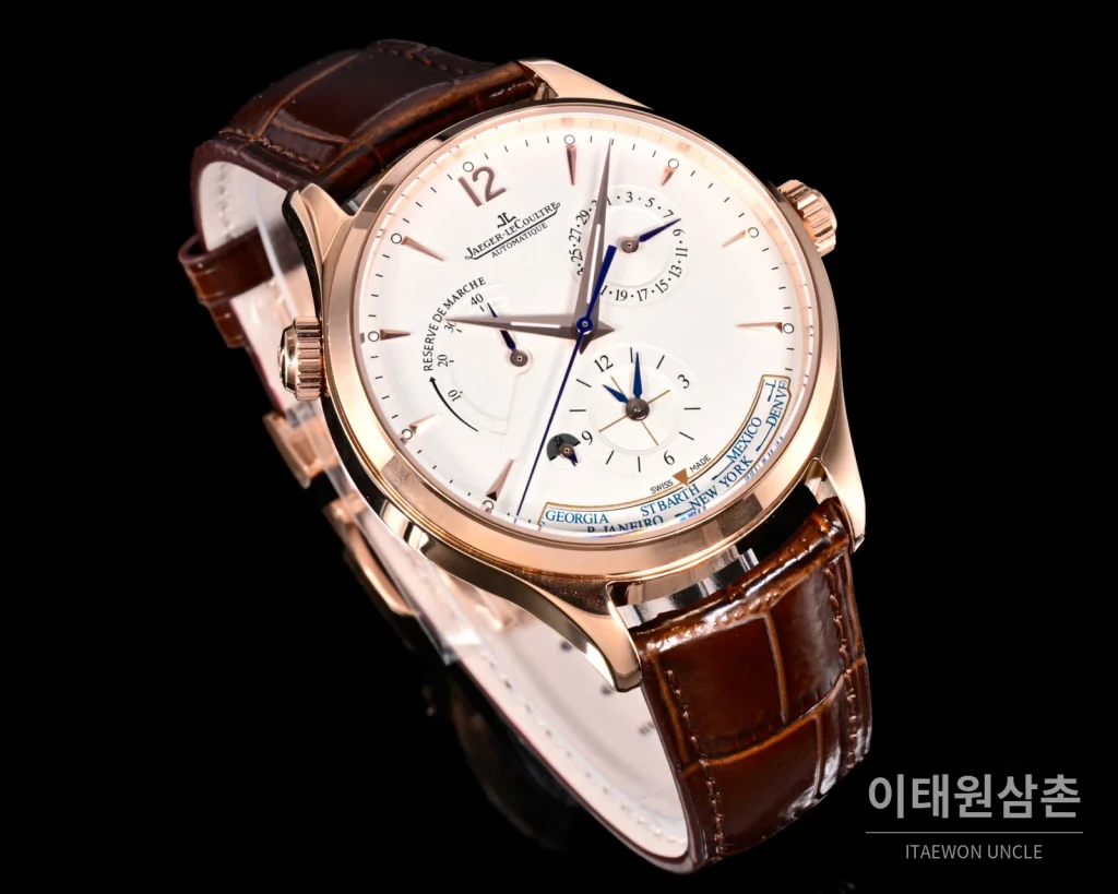 예거르쿨트르 마스터 지오그래픽 스틸 듀얼타임 오토매틱 42mm Q1428421 화이트 다이얼 브라운 가죽 스트랩