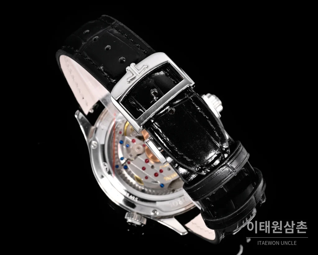 예거르쿨트르 마스터 지오그래픽 스틸 듀얼타임 오토매틱 42mm Q1428421 실버 다이얼 블랙 가죽 스트랩