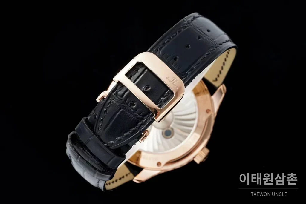 예거르쿨트르 마스터 스틸 블루아벤츄린 오비탈투르비옹 수동 43mm 네이비 다이얼 블랙 가죽 스트랩 화이트 베젤