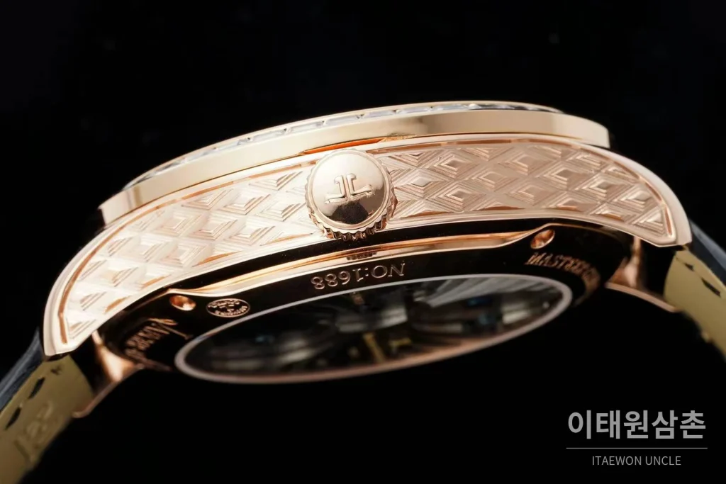 예거르쿨트르 마스터 스틸 블루아벤츄린 오비탈투르비옹 수동 43mm 네이비 다이얼 블랙 가죽 스트랩 화이트 베젤