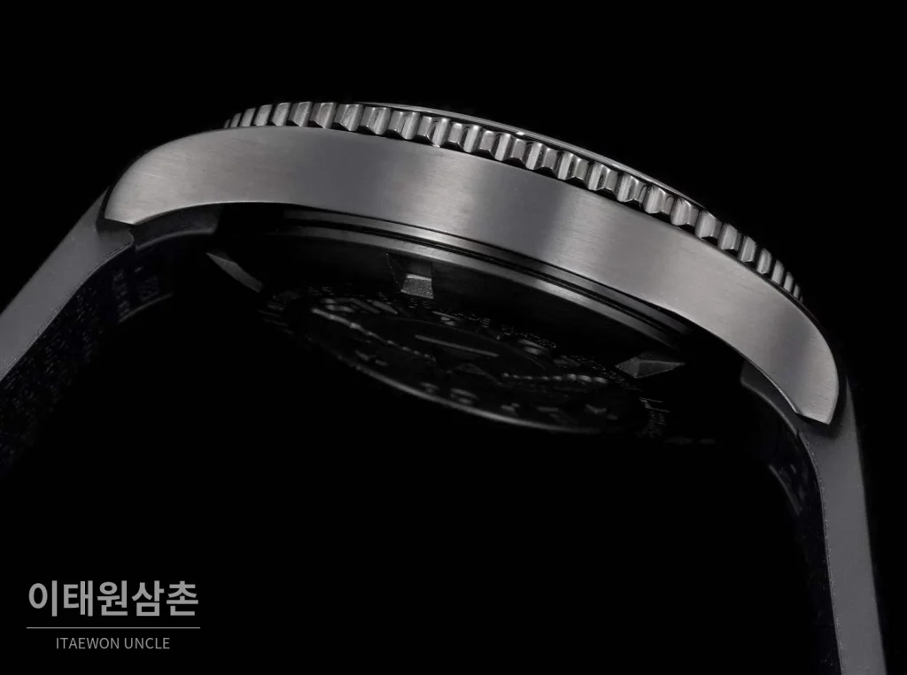 론진 콘퀘스트 세라믹 베젤 다이버 콘퀘스트 오토매틱 41mm 블랙 블랙 러버 스트랩