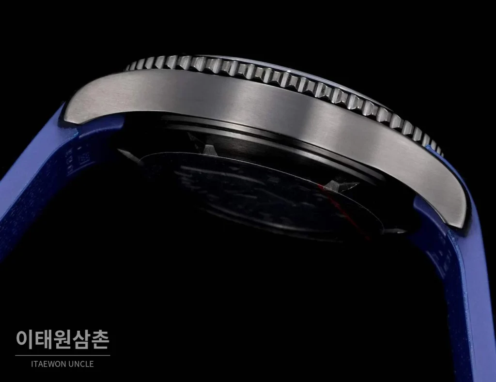 론진 콘퀘스트 세라믹 베젤 다이버 콘퀘스트 오토매틱 41mm 블랙 네이비 러버 스트랩