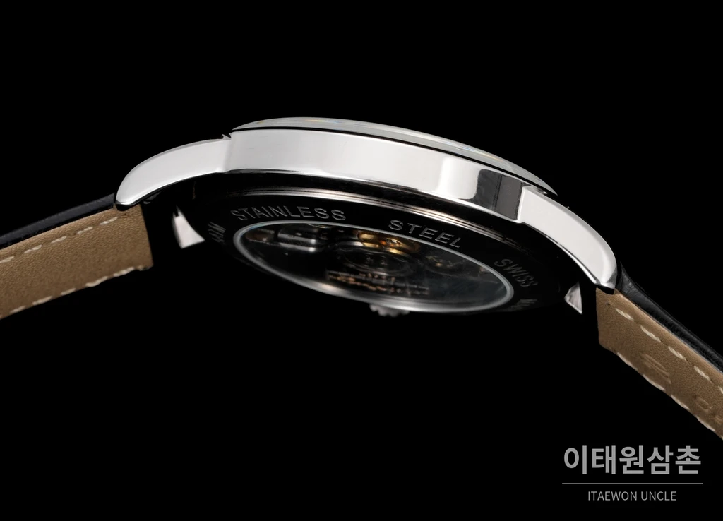 론진 콘퀘스트 헤리티지 센트럴 파워 리저브 핑크 다이얼 가죽 스트랩 시계 40mm