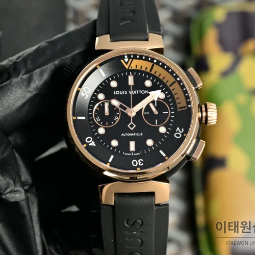 루이비통 다이버 오토매틱 44mm 블랙 다이얼