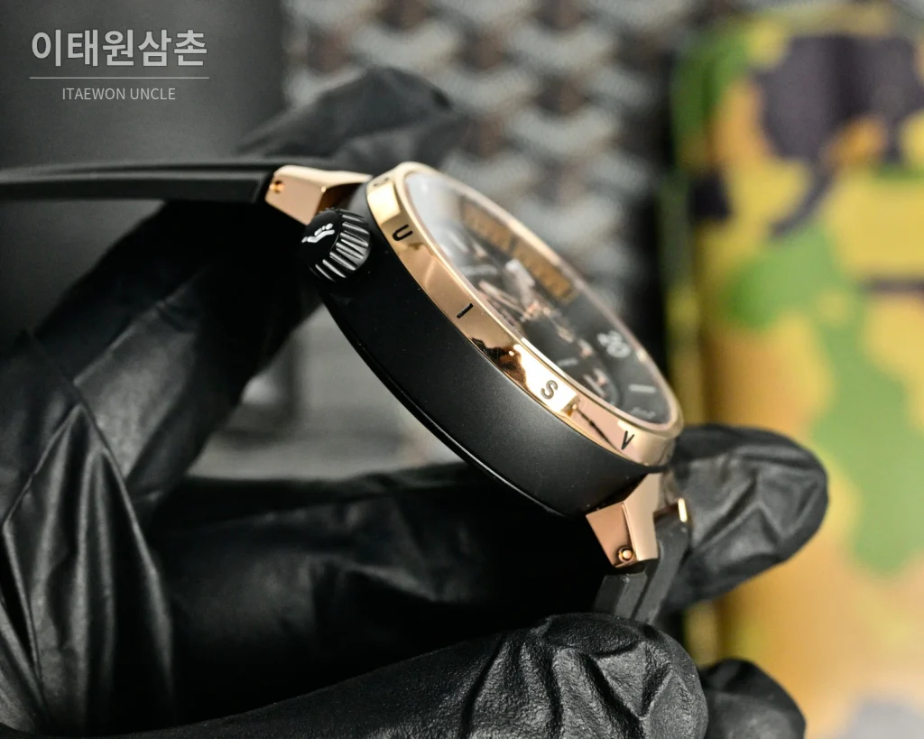 루이비통 다이버 오토매틱 44mm 블랙 다이얼