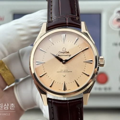 오메가 컨스텔레이션 오토매틱 39.4mm 네이비 블루 버건디 가죽 스트랩 오메가 컨스텔레이션 오토매틱 39.4mm 네이비 블루 버건디 가죽 스트랩