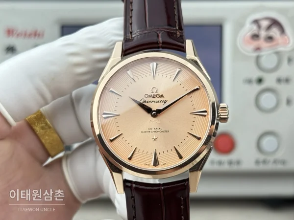 오메가 컨스텔레이션 오토매틱 39.4mm 네이비 블루 버건디 가죽 스트랩 오메가 컨스텔레이션 오토매틱 39.4mm 네이비 블루 버건디 가죽 스트랩