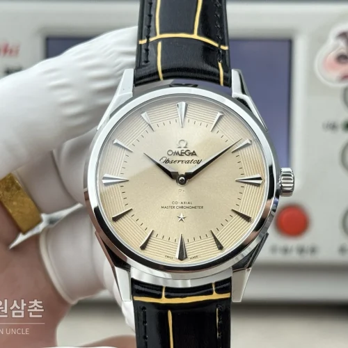 오메가 컨스텔레이션 오토매틱 39.4mm 샴페인 다이얼 블랙 가죽 스트랩 오메가 컨스텔레이션 오토매틱 39.4mm 샴페인 다이얼 블랙 가죽 스트랩