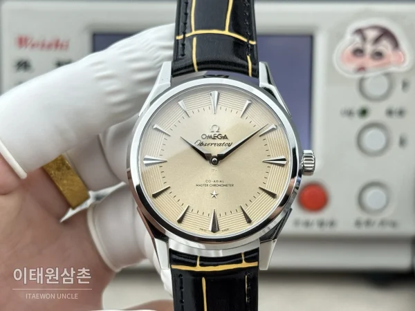 오메가 컨스텔레이션 오토매틱 39.4mm 샴페인 다이얼 블랙 가죽 스트랩 오메가 컨스텔레이션 오토매틱 39.4mm 샴페인 다이얼 블랙 가죽 스트랩
