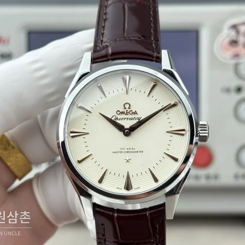 오메가 컨스텔레이션 오토매틱 39.4mm 샴페인 다이얼 버건디 가죽 스트랩 오메가 컨스텔레이션 오토매틱 39.4mm 샴페인 다이얼 버건디 가죽 스트랩