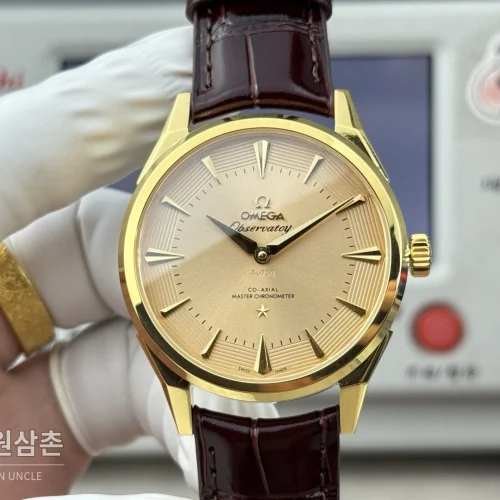 오메가 컨스텔레이션 오토매틱 39.4mm 샴페인 다이얼 버건디 가죽 스트랩 골드 케이스 오메가 컨스텔레이션 오토매틱 39.4mm 샴페인 다이얼 버건디 가죽 스트랩 골드 케이스