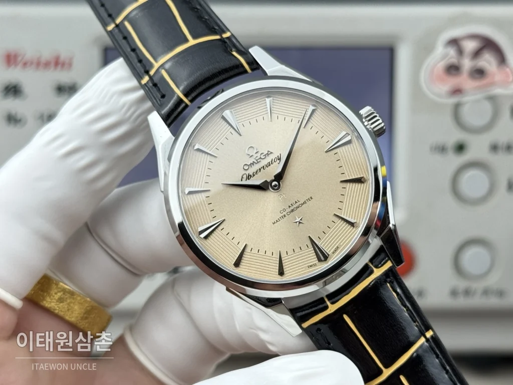 오메가 컨스텔레이션 오토매틱 39.4mm 샴페인 다이얼 블랙 가죽 스트랩