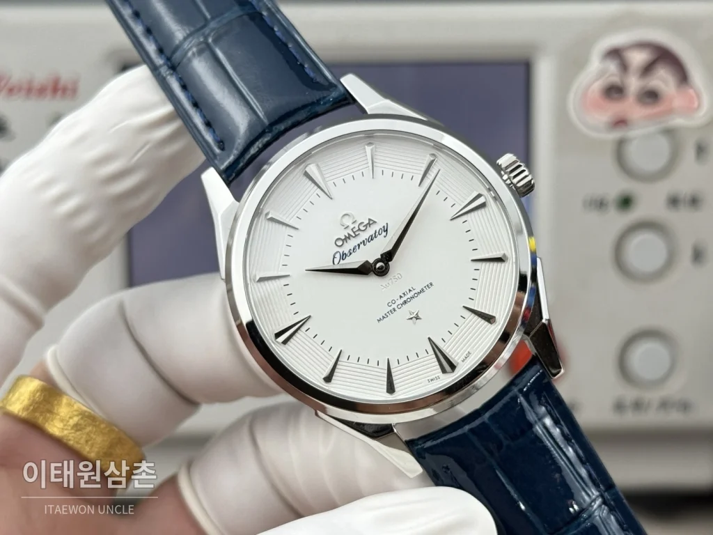 오메가 컨스텔레이션 오토매틱 39.4mm 화이트 다이얼 네이비 가죽 스트랩