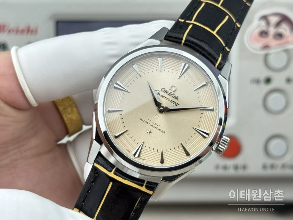 오메가 컨스텔레이션 오토매틱 39.4mm 샴페인 다이얼 블랙 가죽 스트랩