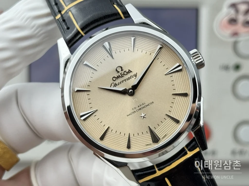 오메가 컨스텔레이션 오토매틱 39.4mm 샴페인 다이얼 블랙 가죽 스트랩