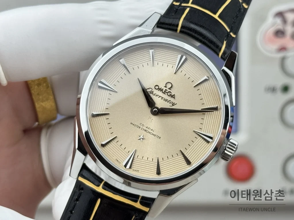 오메가 컨스텔레이션 오토매틱 39.4mm 샴페인 다이얼 블랙 가죽 스트랩