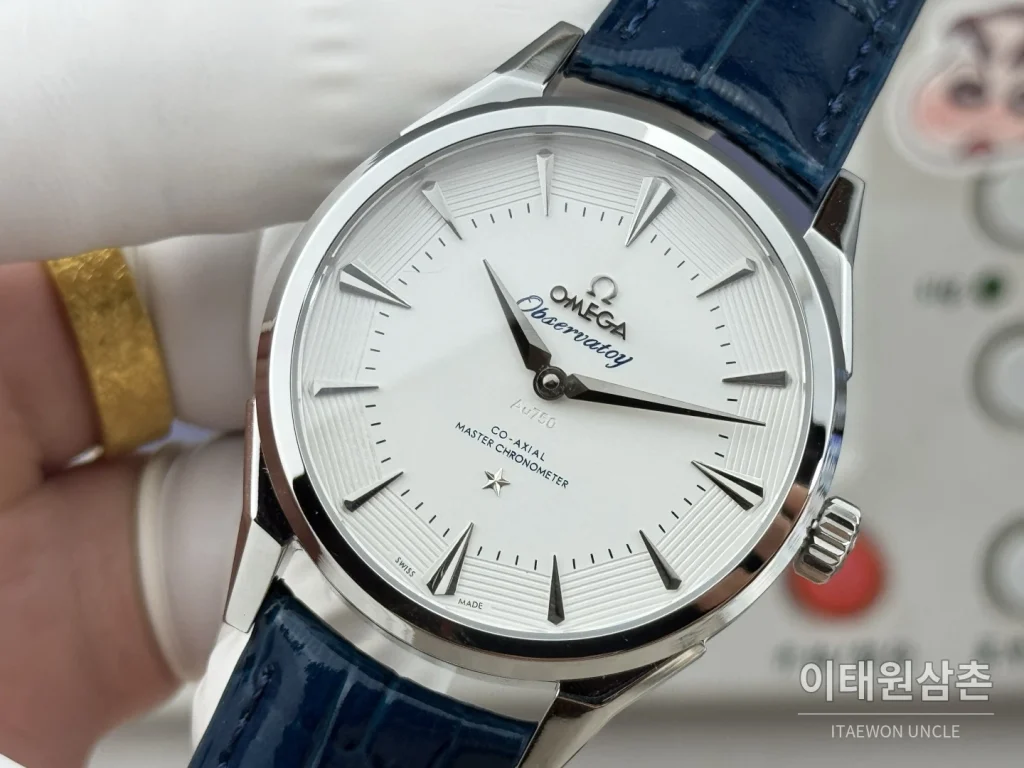 오메가 컨스텔레이션 오토매틱 39.4mm 화이트 다이얼 네이비 가죽 스트랩