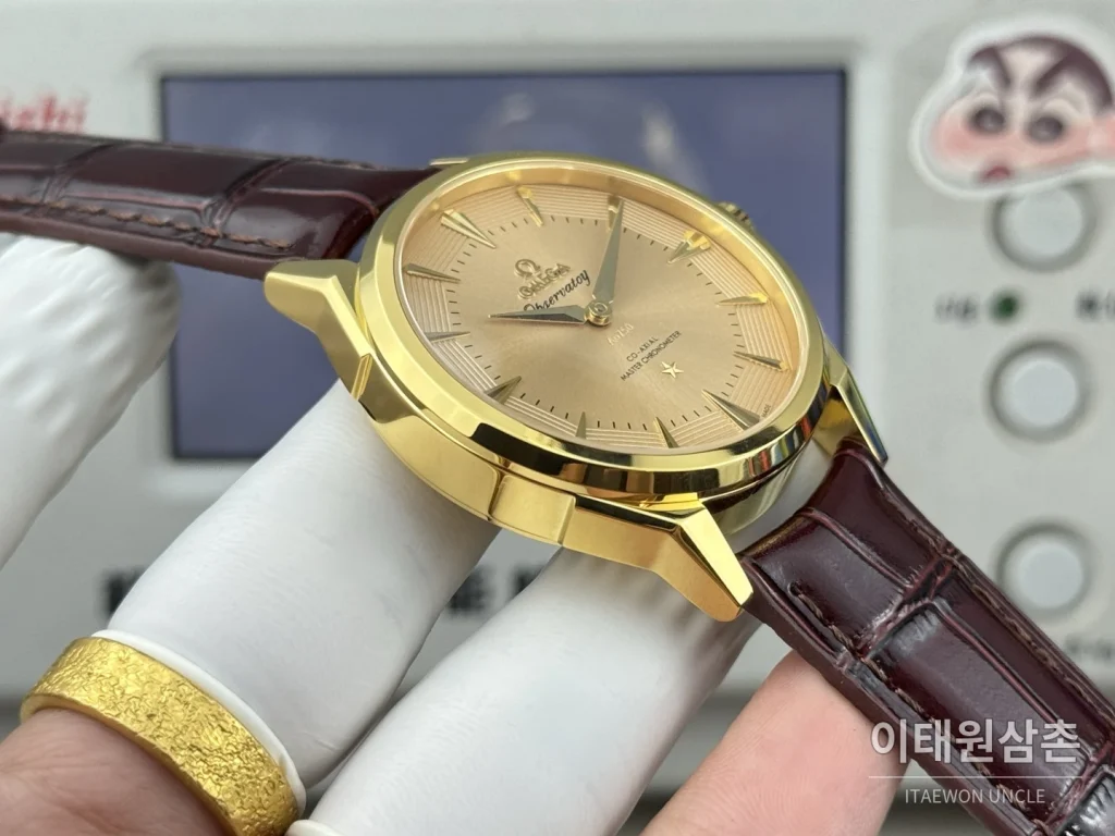 오메가 컨스텔레이션 오토매틱 39.4mm 샴페인 다이얼 버건디 가죽 스트랩 골드 케이스