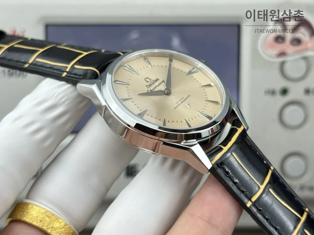 오메가 컨스텔레이션 오토매틱 39.4mm 샴페인 다이얼 블랙 가죽 스트랩