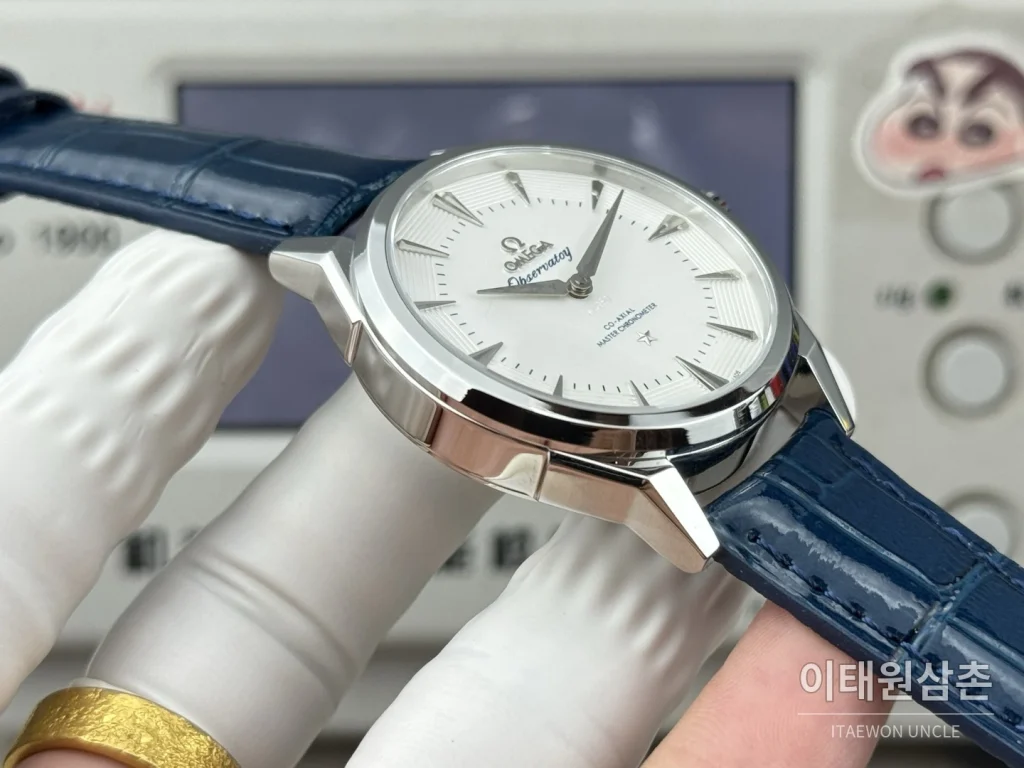 오메가 컨스텔레이션 오토매틱 39.4mm 화이트 다이얼 네이비 가죽 스트랩