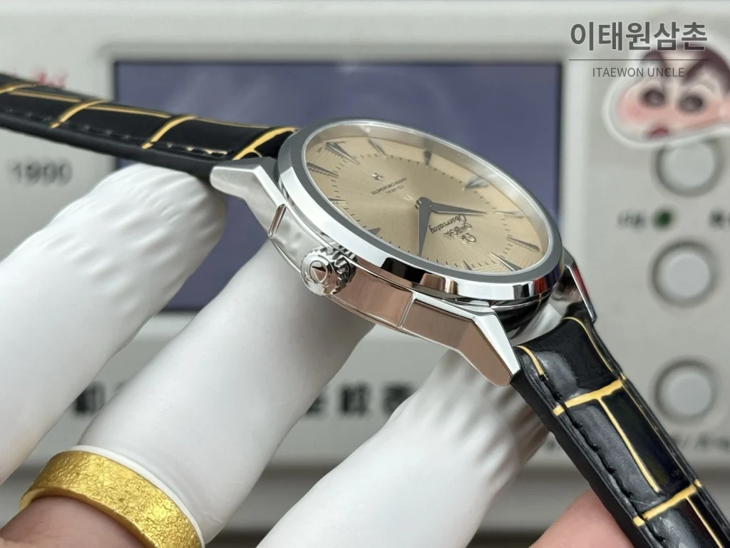 오메가 컨스텔레이션 오토매틱 39.4mm 샴페인 다이얼 블랙 가죽 스트랩