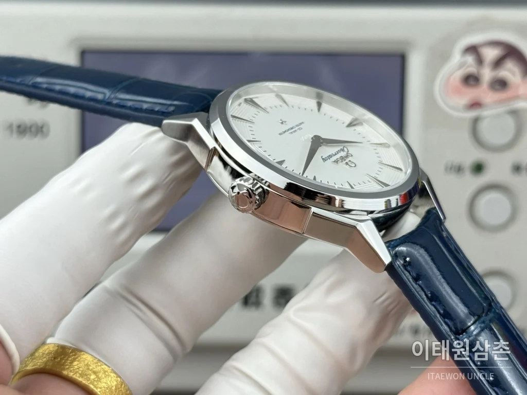 오메가 컨스텔레이션 오토매틱 39.4mm 화이트 다이얼 네이비 가죽 스트랩