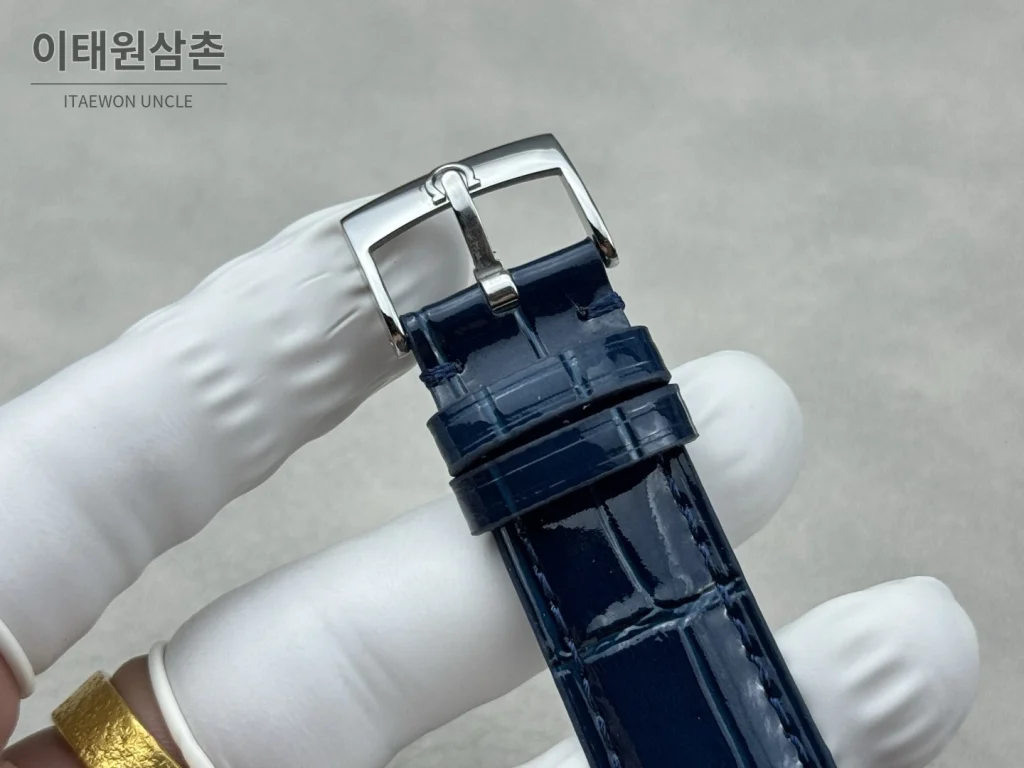 오메가 컨스텔레이션 오토매틱 39.4mm 화이트 다이얼 네이비 가죽 스트랩