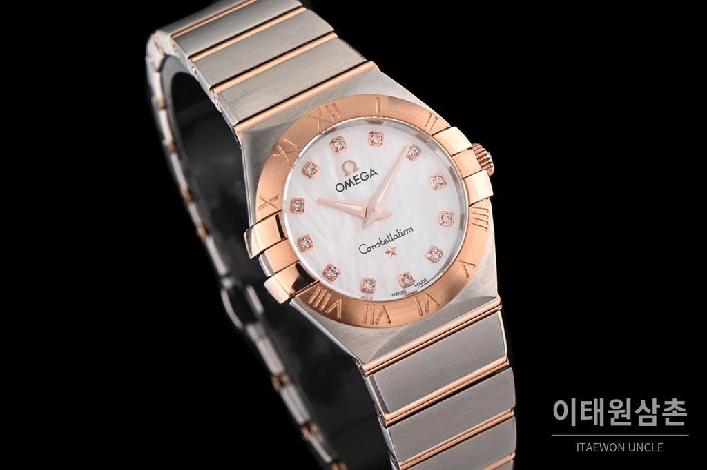 오메가 컨스텔레이션 4세대 로즈골드 로마 숫자 베젤 화이트 자개 스톤 인덱스 쿼츠 시계 27mm