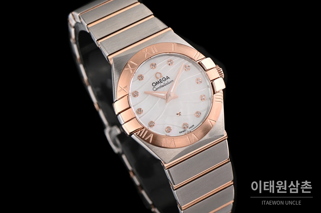 오메가 컨스텔레이션 4세대 로즈골드 투톤 로마 숫자 베젤 화이트 웨이브 다이얼 쿼츠 시계 27mm