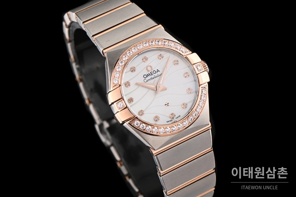 오메가 컨스텔레이션 4세대 로즈골드 투톤 다이아 세팅 베젤 화이트 웨이브 다이얼 쿼츠 시계 27mm