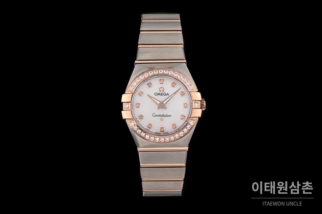 오메가 컨스텔레이션 4세대 로즈골드 투톤 다이아 세팅 베젤 화이트 자개 다이얼 쿼츠 시계 27mm