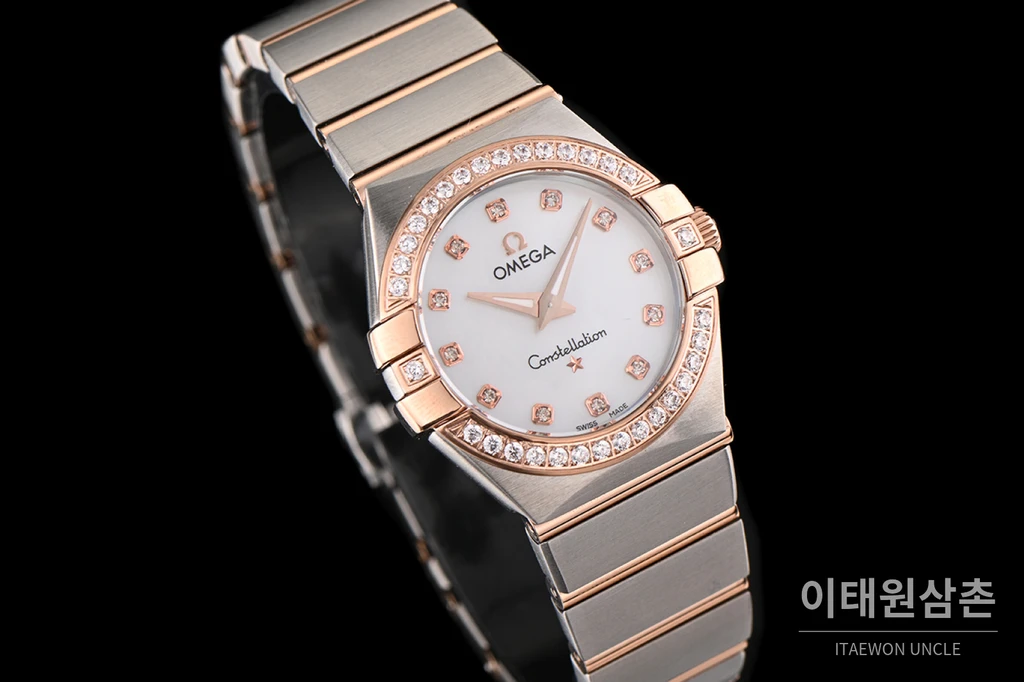 오메가 컨스텔레이션 4세대 로즈골드 투톤 다이아 세팅 베젤 화이트 자개 다이얼 쿼츠 시계 27mm