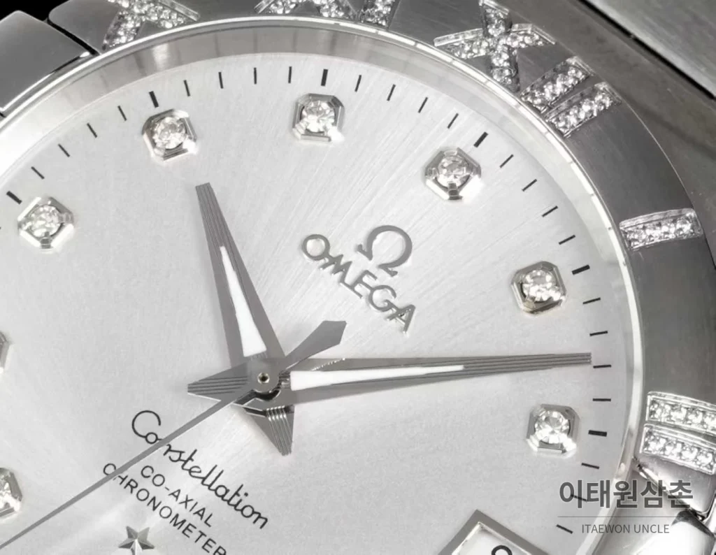 오메가 컨스텔레이션 스틸 골드톤 다이아몬드 로만베젤 데이트 오토매틱 38mm 골드 / 실버 스틸 브레이슬릿