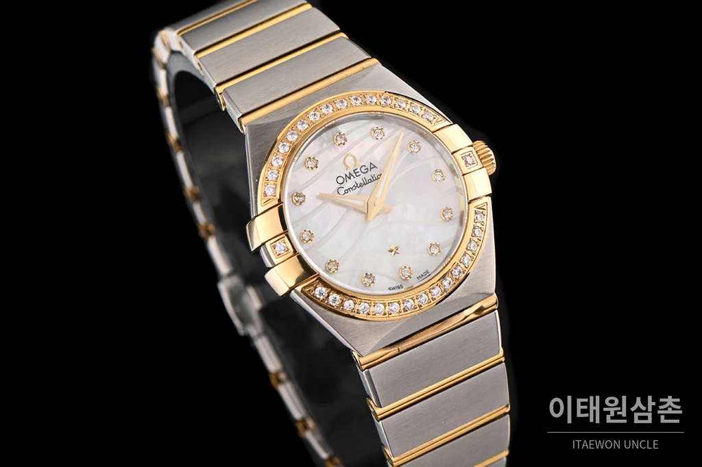 오메가 컨스텔레이션 4세대 옐로우골드 투톤 다이아 세팅 베젤 화이트 웨이브 다이얼 쿼츠 시계 27mm