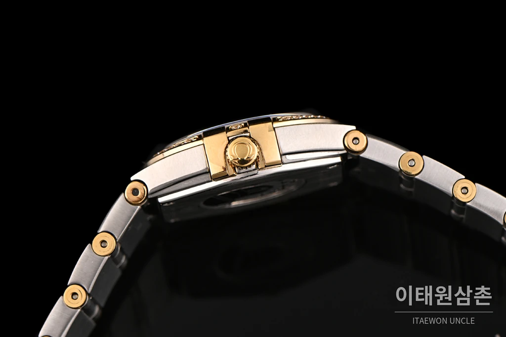 오메가 컨스텔레이션 4세대 옐로우골드 투톤 다이아 세팅 베젤 화이트 자개 다이얼 쿼츠 시계 27mm