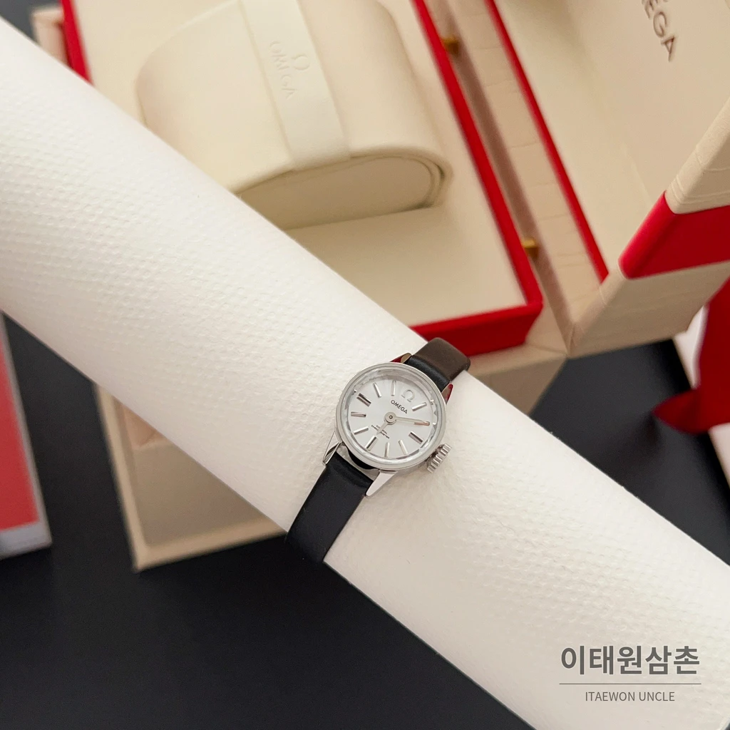오메가 드빌 칼레이도스코프 다이아몬드컷 미니 여성시계 18.5mm 화이트 다이얼 블랙 가죽 스트랩