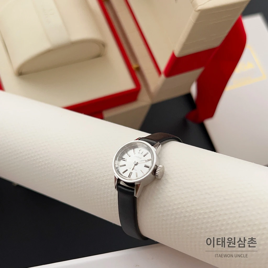 오메가 드빌 칼레이도스코프 다이아몬드컷 미니 여성시계 18.5mm 화이트 다이얼 블랙 가죽 스트랩