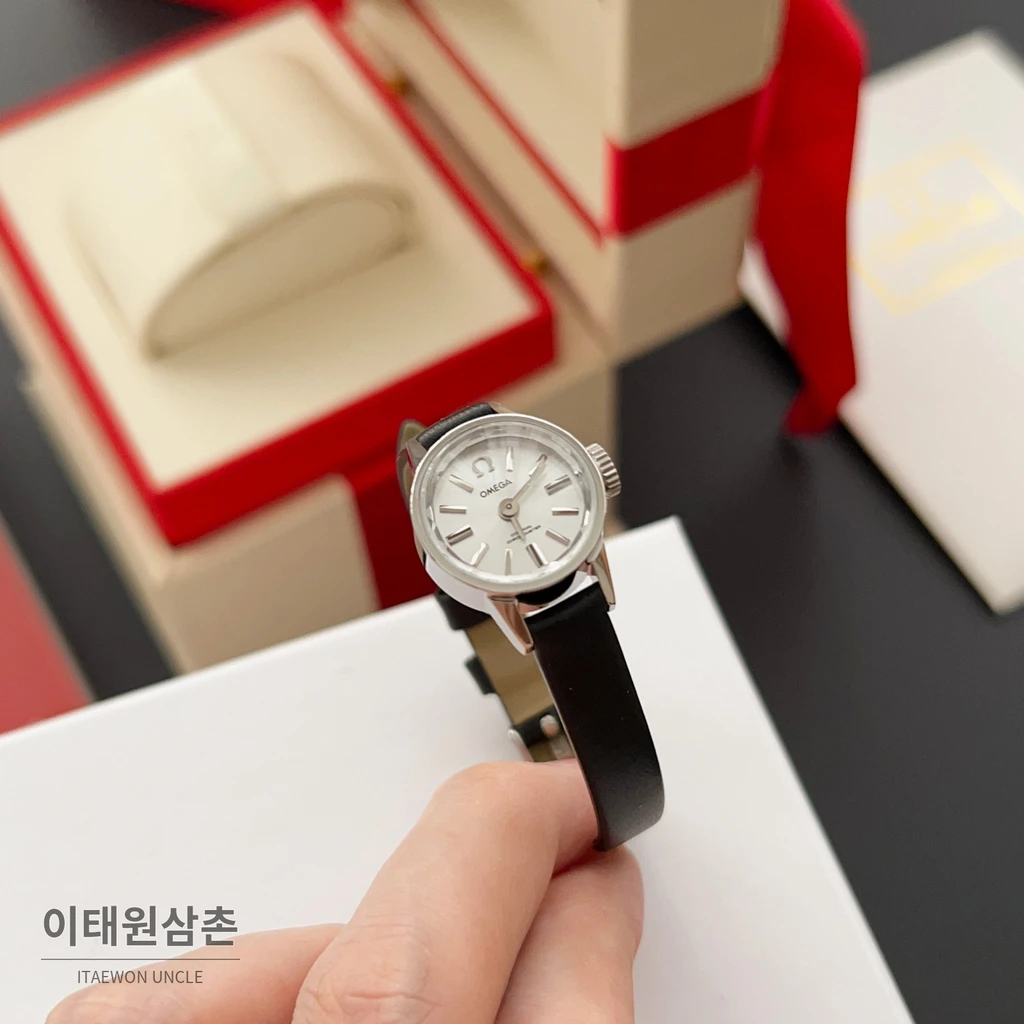 오메가 드빌 칼레이도스코프 다이아몬드컷 미니 여성시계 18.5mm 화이트 다이얼 블랙 가죽 스트랩