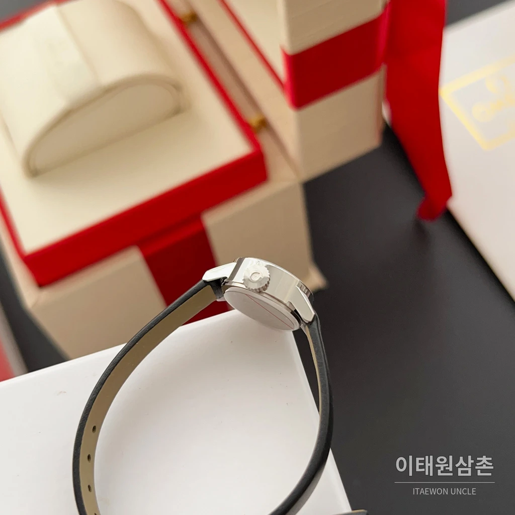 오메가 드빌 칼레이도스코프 다이아몬드컷 미니 여성시계 18.5mm 화이트 다이얼 블랙 가죽 스트랩