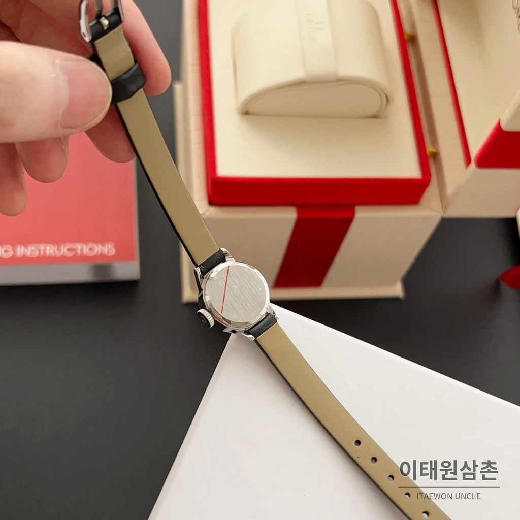오메가 드빌 칼레이도스코프 다이아몬드컷 미니 여성시계 18.5mm 화이트 다이얼 블랙 가죽 스트랩