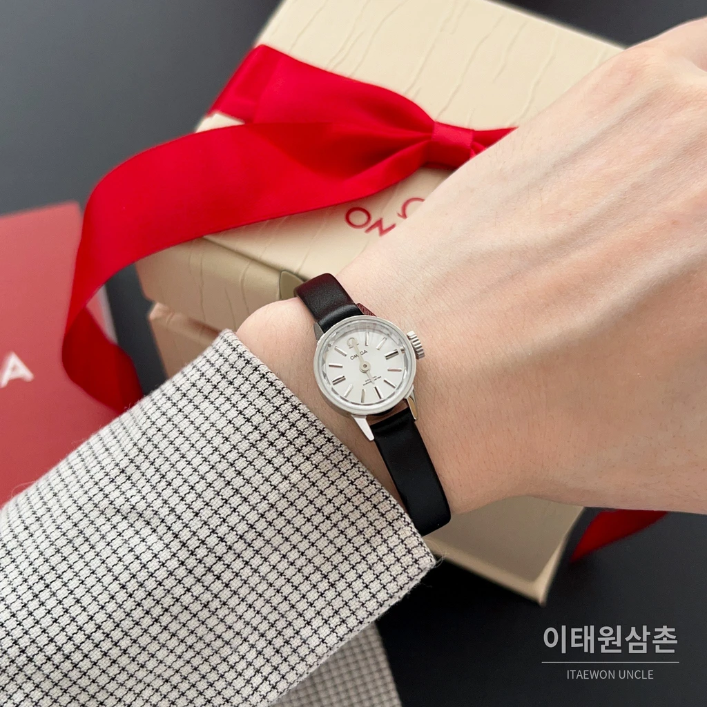 오메가 드빌 칼레이도스코프 다이아몬드컷 미니 여성시계 18.5mm 화이트 다이얼 블랙 가죽 스트랩