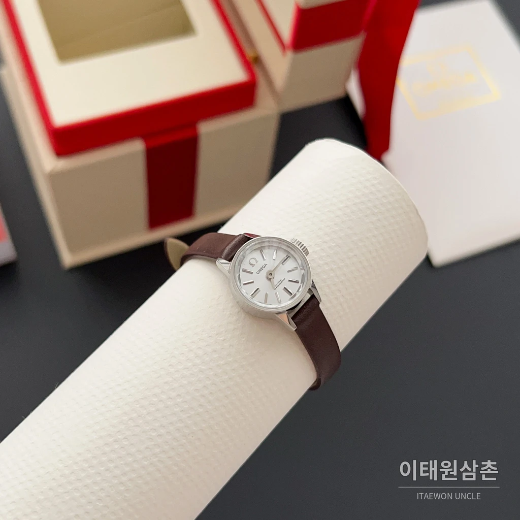 오메가 드빌 칼레이도스코프 다이아몬드컷 미니 여성시계 18.5mm 화이트 다이얼 브라운 가죽 스트랩