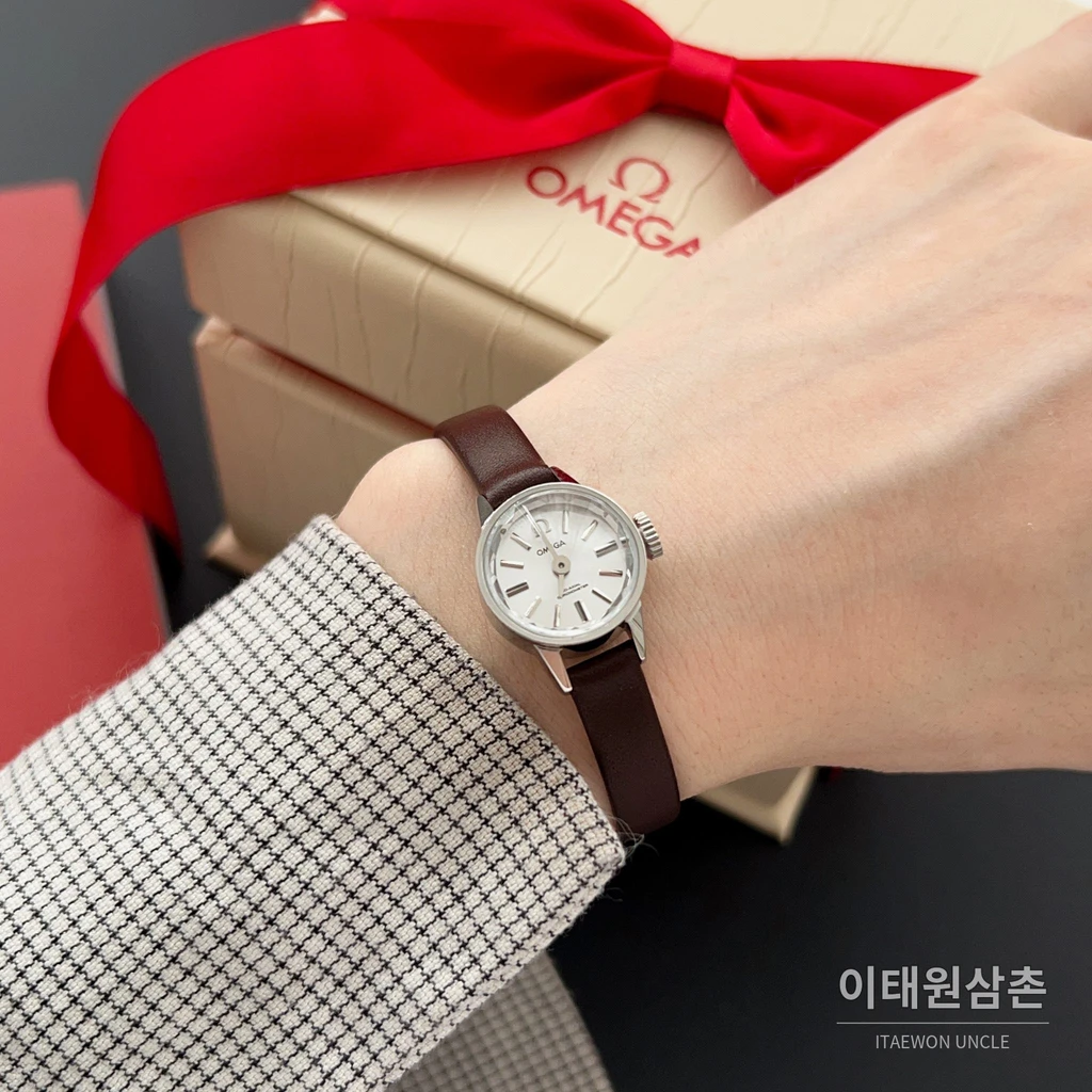 오메가 드빌 칼레이도스코프 다이아몬드컷 미니 여성시계 18.5mm 화이트 다이얼 브라운 가죽 스트랩