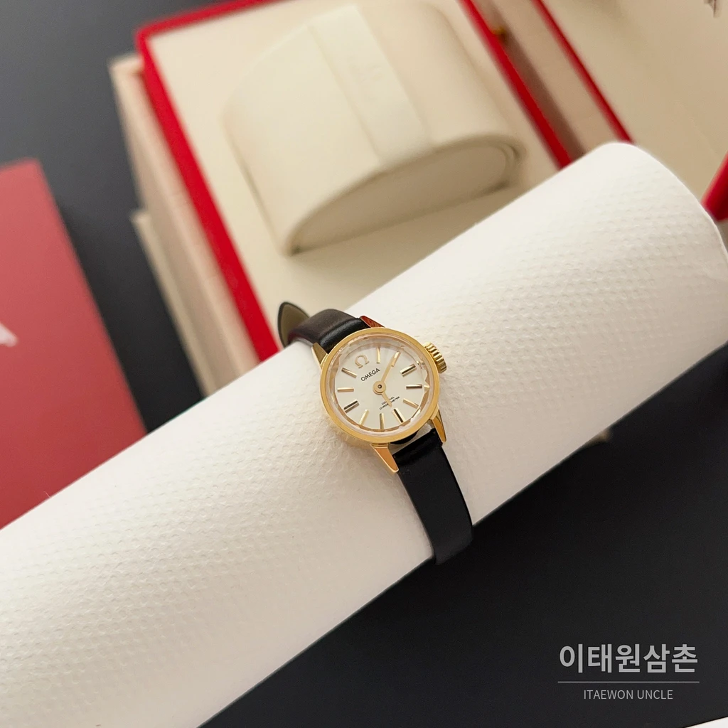 오메가 드빌 칼레이도스코프 다이아몬드컷 미니 여성시계 18.5mm 화이트 다이얼 블랙 가죽 스트랩 골드 베젤